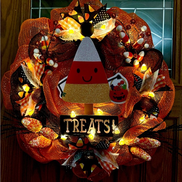 18” Grapevine Halloween Candy Corn wreath! - Picture 2 of 2